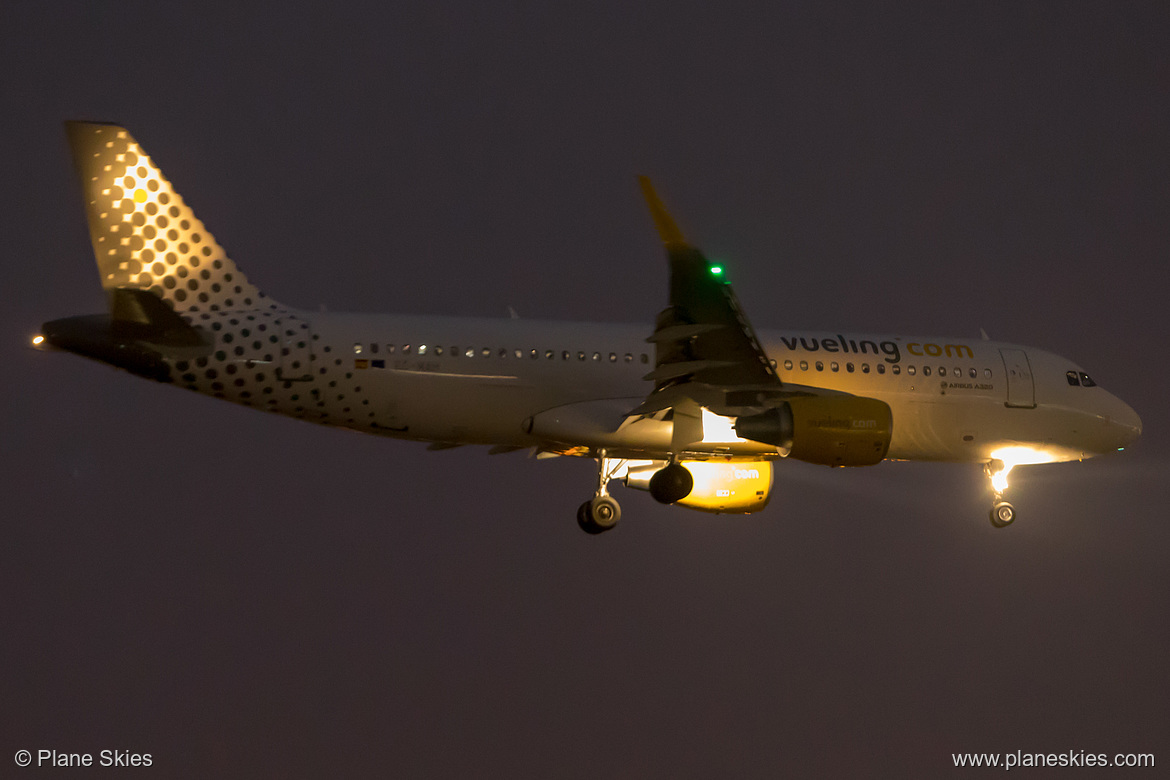 Vueling Airbus A320-200 EC-MAH at London Heathrow Airport (EGLL/LHR) Vueling Airbus A320-200 EC-MAH at London Heathrow Airport (EGLL/LHR)