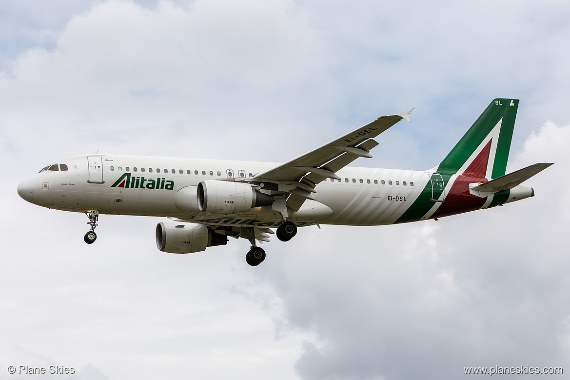 Alitalia Airbus A320-200 EI-DSL at London Heathrow Airport (EGLL/LHR) Alitalia Airbus A320-200 EI-DSL at London Heathrow Airport (EGLL/LHR)