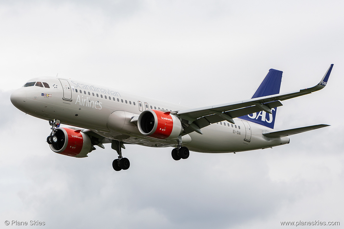 Scandinavian Airlines Ireland Airbus A320neo EI-SIA at London Heathrow Airport (EGLL/LHR)