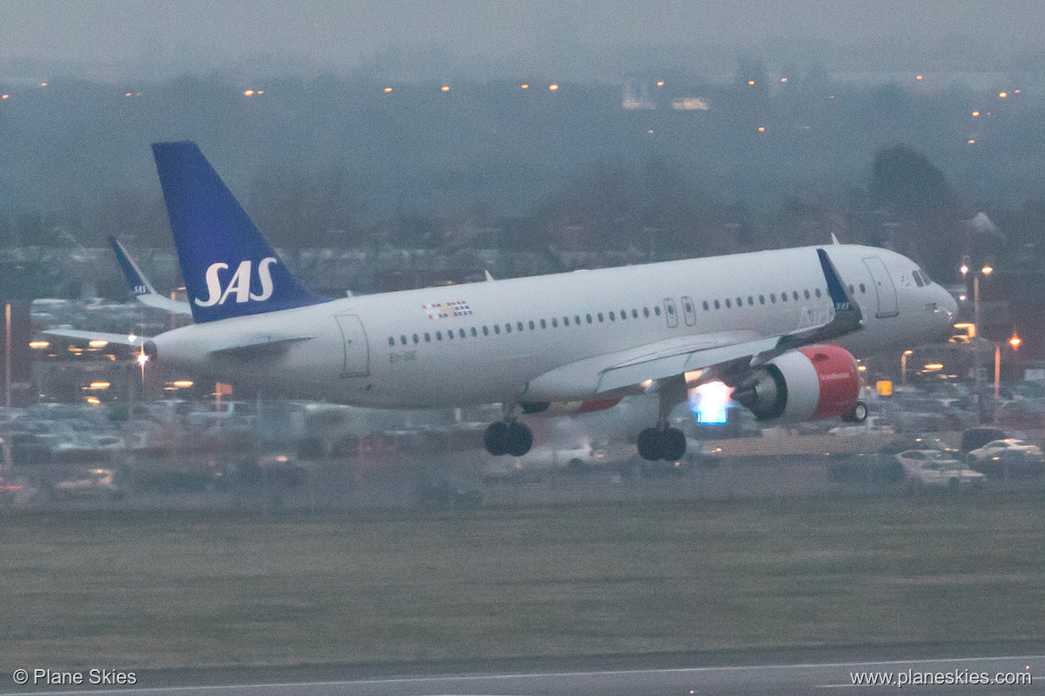 Scandinavian Airlines Ireland Airbus A320neo EI-SIE at London Heathrow Airport (EGLL/LHR)