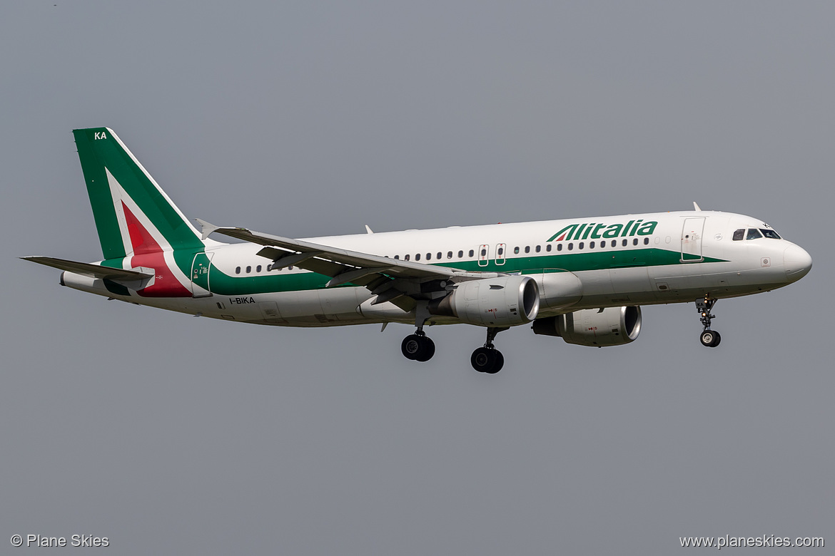 Alitalia Airbus A320-200 I-BIKA at London Heathrow Airport (EGLL/LHR)