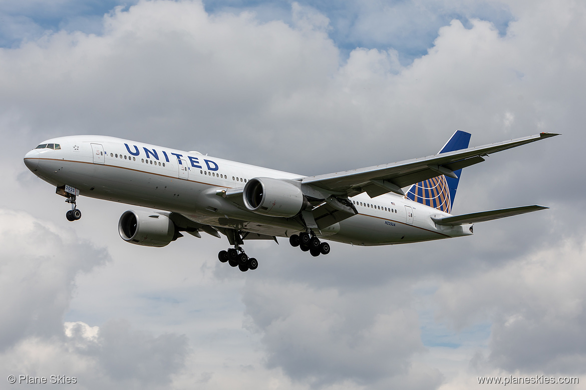 United Airlines Boeing 777-200ER N225UA at London Heathrow Airport (EGLL/LHR)
