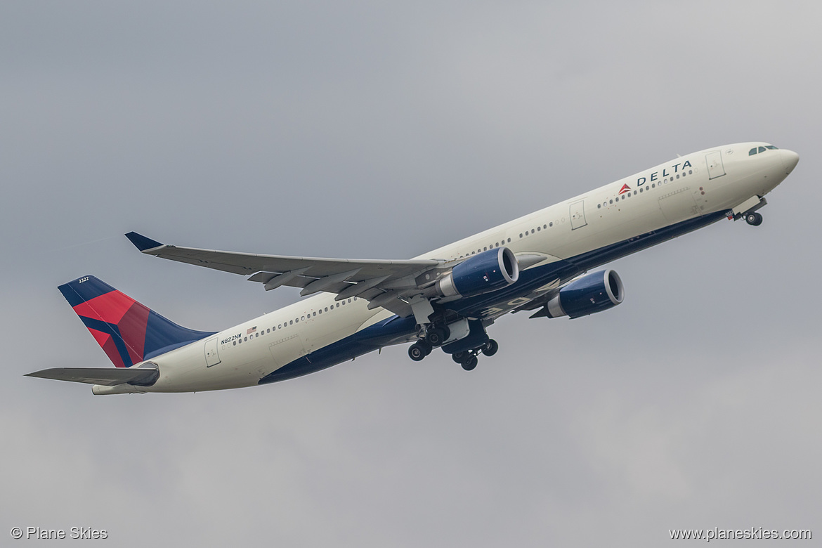 Delta Air Lines Airbus A330-300 N822NW at London Heathrow Airport (EGLL/LHR)