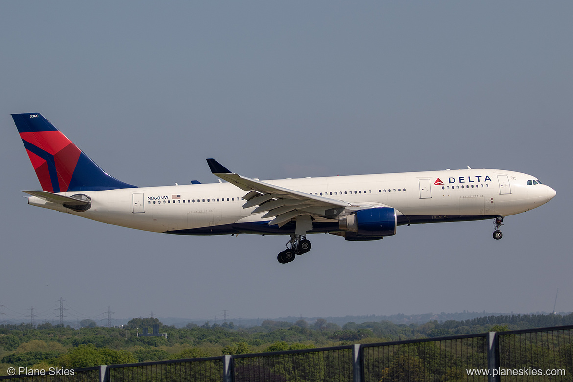 Delta Air Lines Airbus A330-200 N860NW at London Heathrow Airport (EGLL/LHR)