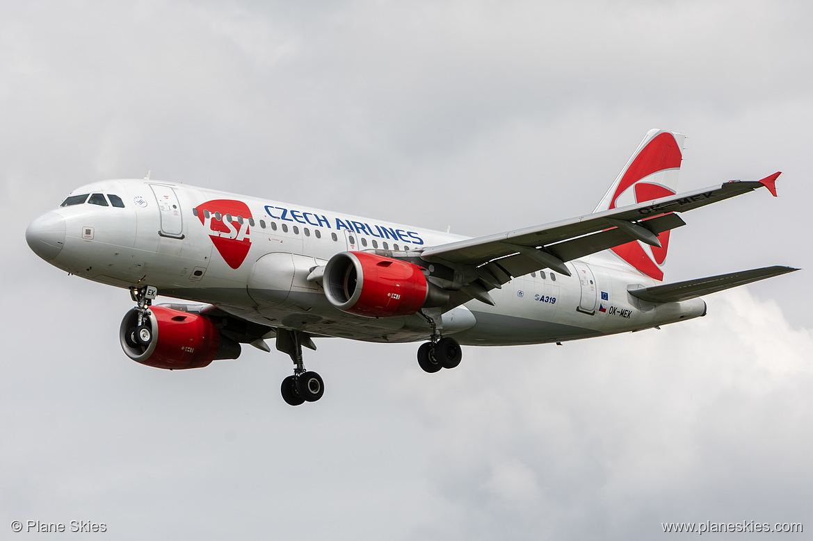 Czech Airlines Airbus A319-100 OK-MEK at London Heathrow Airport (EGLL/LHR)