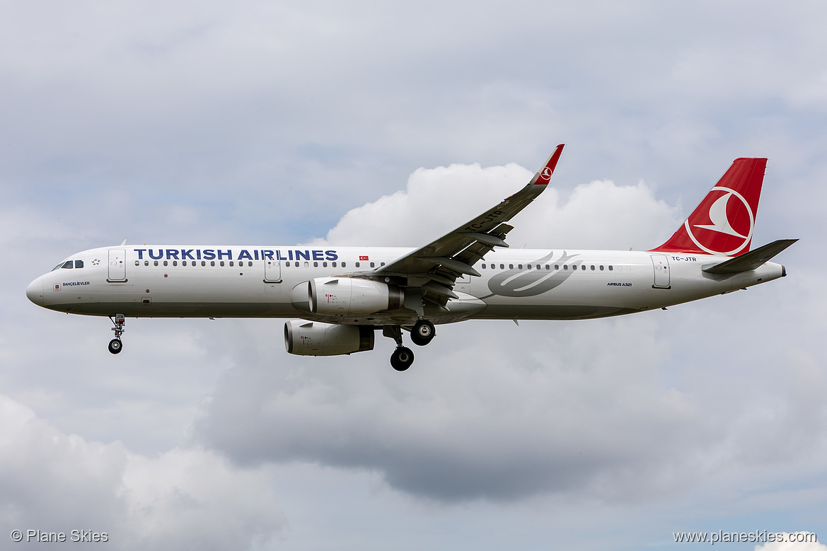 Turkish Airlines Airbus A321-200 TC-JTR at London Heathrow Airport (EGLL/LHR) Turkish Airlines Airbus A321-200 TC-JTR at London Heathrow Airport (EGLL/LHR)