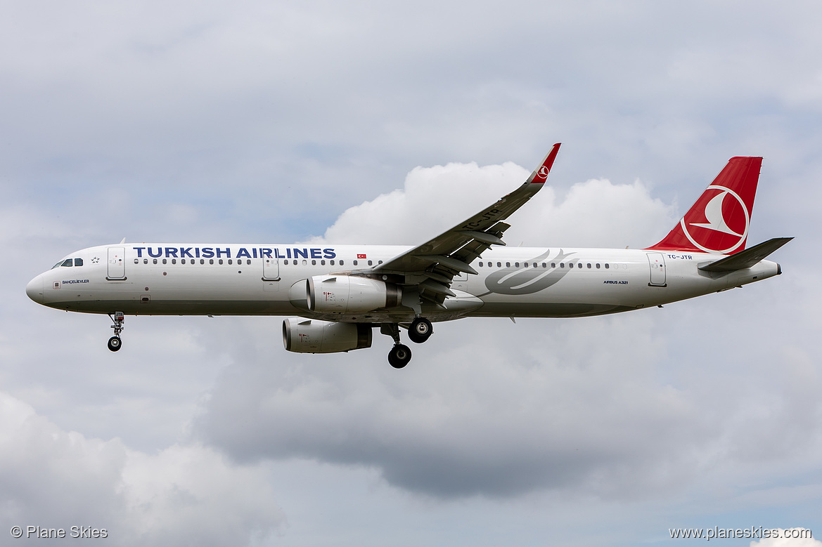 Turkish Airlines Airbus A321-200 TC-JTR at London Heathrow Airport (EGLL/LHR)