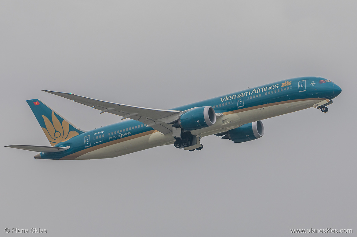 Vietnam Airlines Boeing 787-9 VN-A870 at London Heathrow Airport (EGLL/LHR)