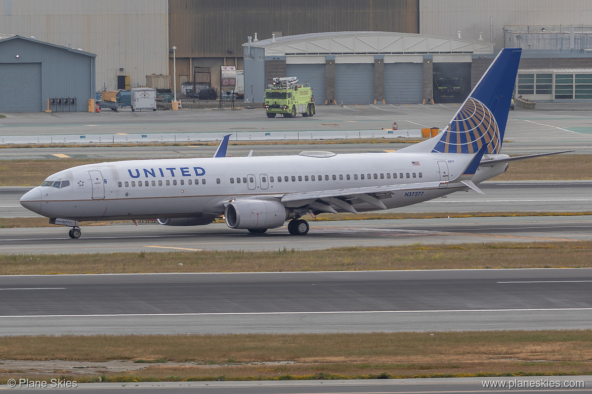 United Airlines Boeing 737-800 N37277 at San Francisco International Airport (KSFO/SFO)