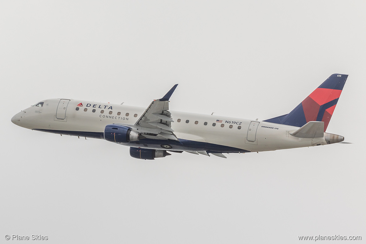 Compass Airlines Embraer ERJ-175 N619CZ at San Francisco International Airport (KSFO/SFO)