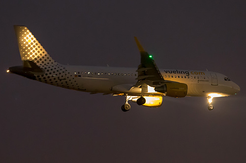 Vueling Airbus A320-200 EC-MAH at London Heathrow Airport (EGLL/LHR)