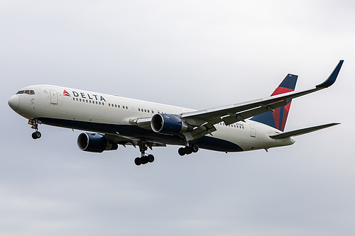 Delta Air Lines Boeing 767-300ER N171DN at London Heathrow Airport (EGLL/LHR)