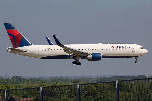 Delta Air Lines Boeing 767-300ER N184DN at London Heathrow Airport (EGLL/LHR)