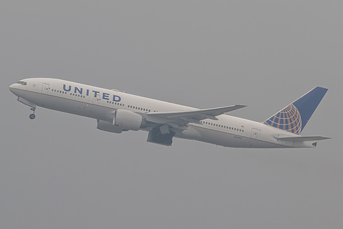 United Airlines Boeing 777-200ER N220UA at London Heathrow Airport (EGLL/LHR)