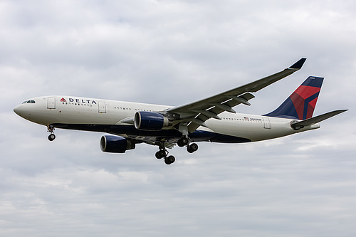 Delta Air Lines Airbus A330-200 N860NW at London Heathrow Airport (EGLL/LHR)