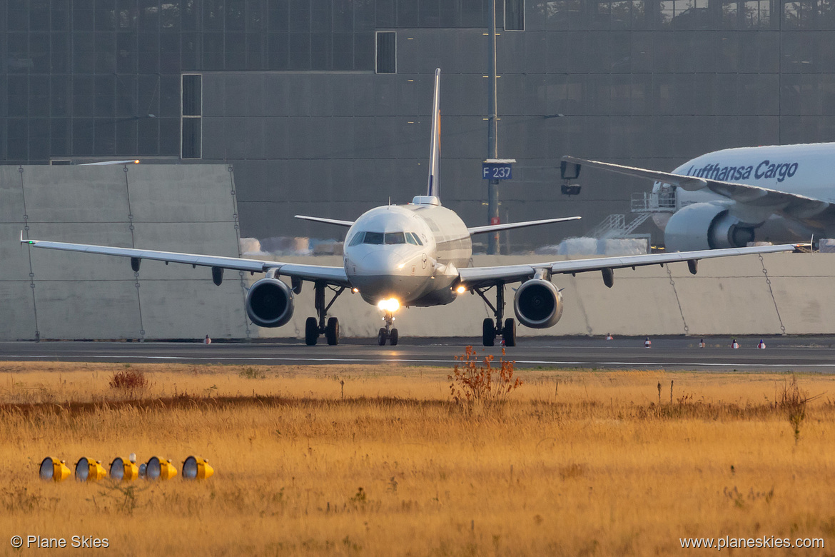 Lufthansa Airbus A321-200 D-AISZ at Frankfurt am Main International Airport (EDDF/FRA)