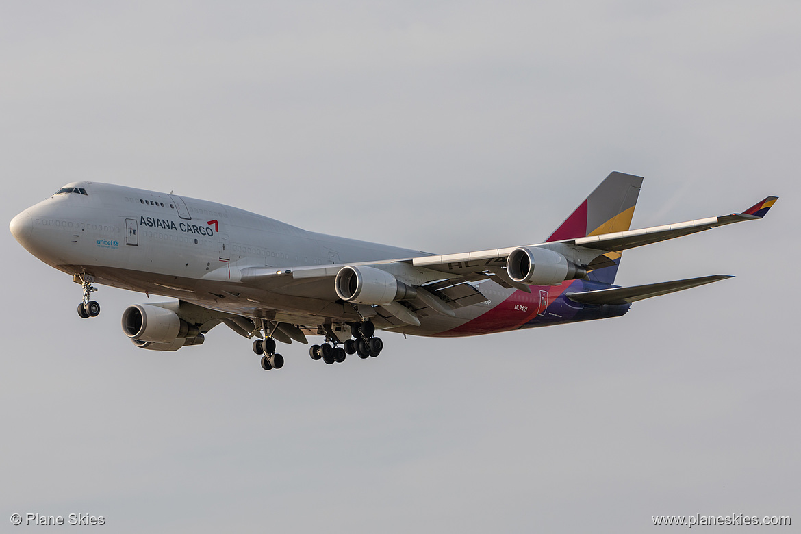 Asiana Airlines Boeing 747-400 HL7421 at Frankfurt am Main International Airport (EDDF/FRA) Asiana Airlines Boeing 747-400 HL7421 at Frankfurt am Main International Airport (EDDF/FRA)