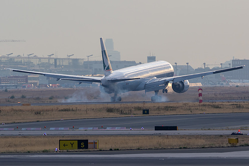 Cathay Pacific Boeing 777-300ER B-KPH at Frankfurt am Main International Airport (EDDF/FRA) Cathay Pacific Boeing 777-300ER B-KPH at Frankfurt am Main International Airport (EDDF/FRA)