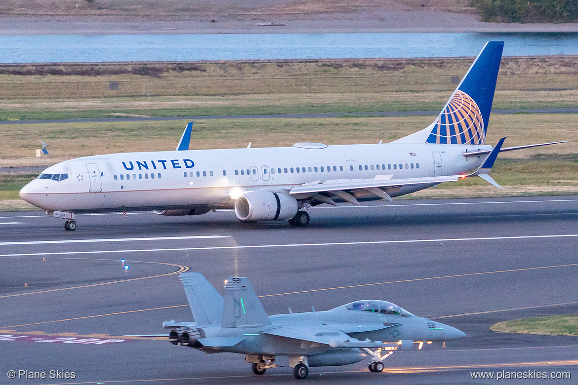 United Airlines Boeing 737-900ER N62889 at Portland International Airport (KPDX/PDX) United Airlines Boeing 737-900ER N62889 at Portland International Airport (KPDX/PDX)