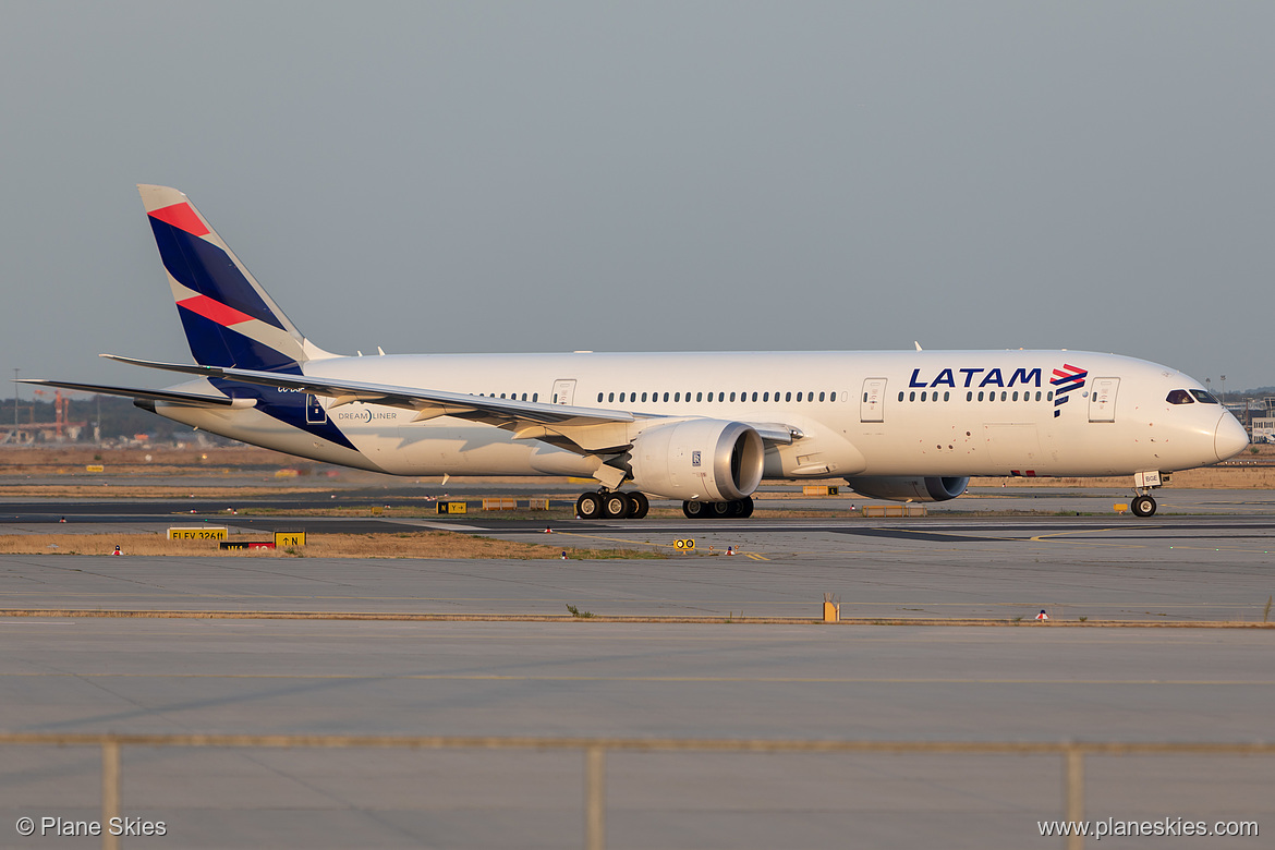 LATAM Chile Boeing 787-9 CC-BGE at Frankfurt am Main International Airport (EDDF/FRA) LATAM Chile Boeing 787-9 CC-BGE at Frankfurt am Main International Airport (EDDF/FRA)