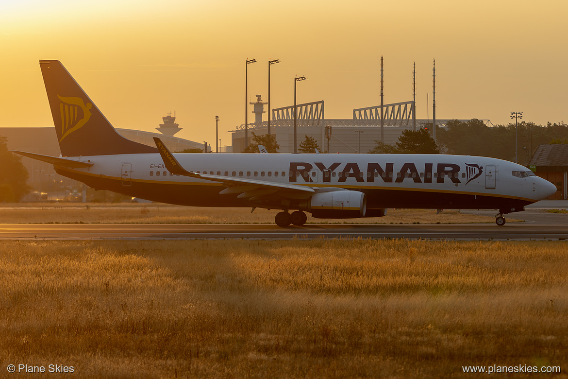 Ryanair Boeing 737-800 EI-EKR at Frankfurt am Main International Airport (EDDF/FRA) Ryanair Boeing 737-800 EI-EKR at Frankfurt am Main International Airport (EDDF/FRA)