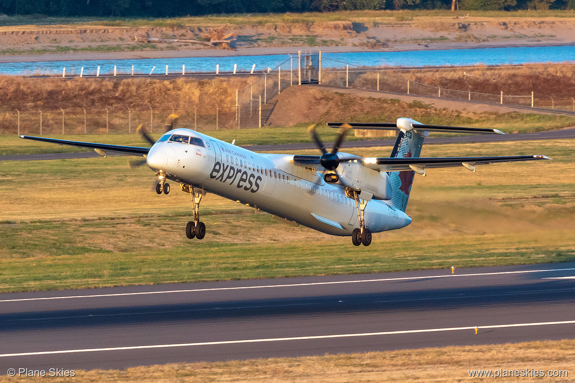 Jazz DHC Dash-8-400 C-FSRW at Portland International Airport (KPDX/PDX) Jazz DHC Dash-8-400 C-FSRW at Portland International Airport (KPDX/PDX)