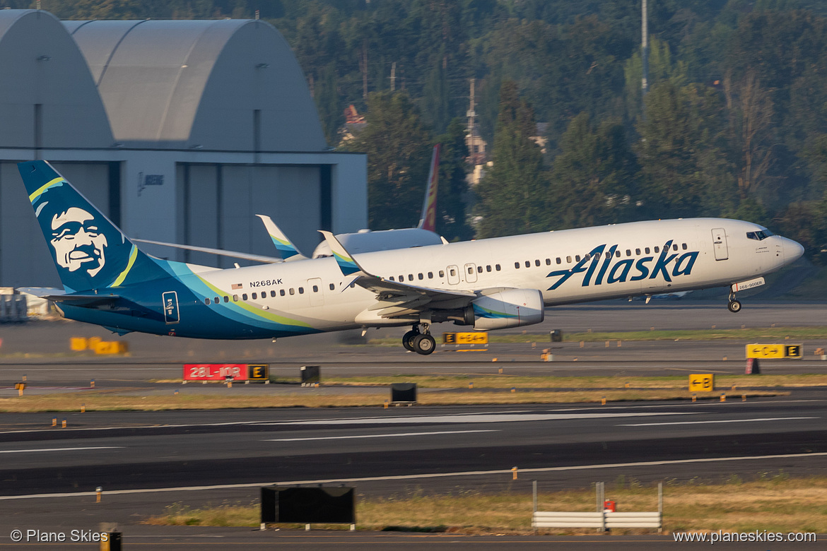 Alaska Airlines Boeing 737-900ER N268AK at Portland International Airport (KPDX/PDX)
