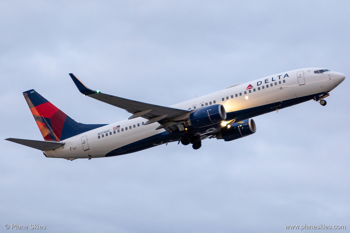 Delta Air Lines Boeing 737-800 N3740C at Portland International Airport (KPDX/PDX)