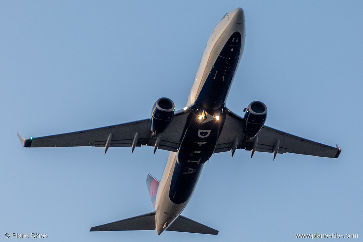 Delta Air Lines Boeing 737-800 N3748Y at Portland International Airport (KPDX/PDX)