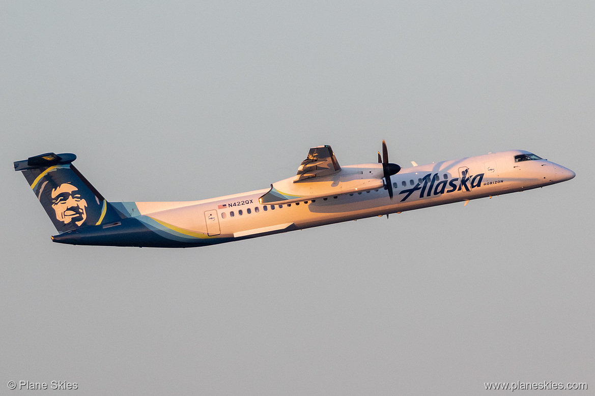 Horizon Air DHC Dash-8-400 N422QX at Portland International Airport (KPDX/PDX) Horizon Air DHC Dash-8-400 N422QX at Portland International Airport (KPDX/PDX)