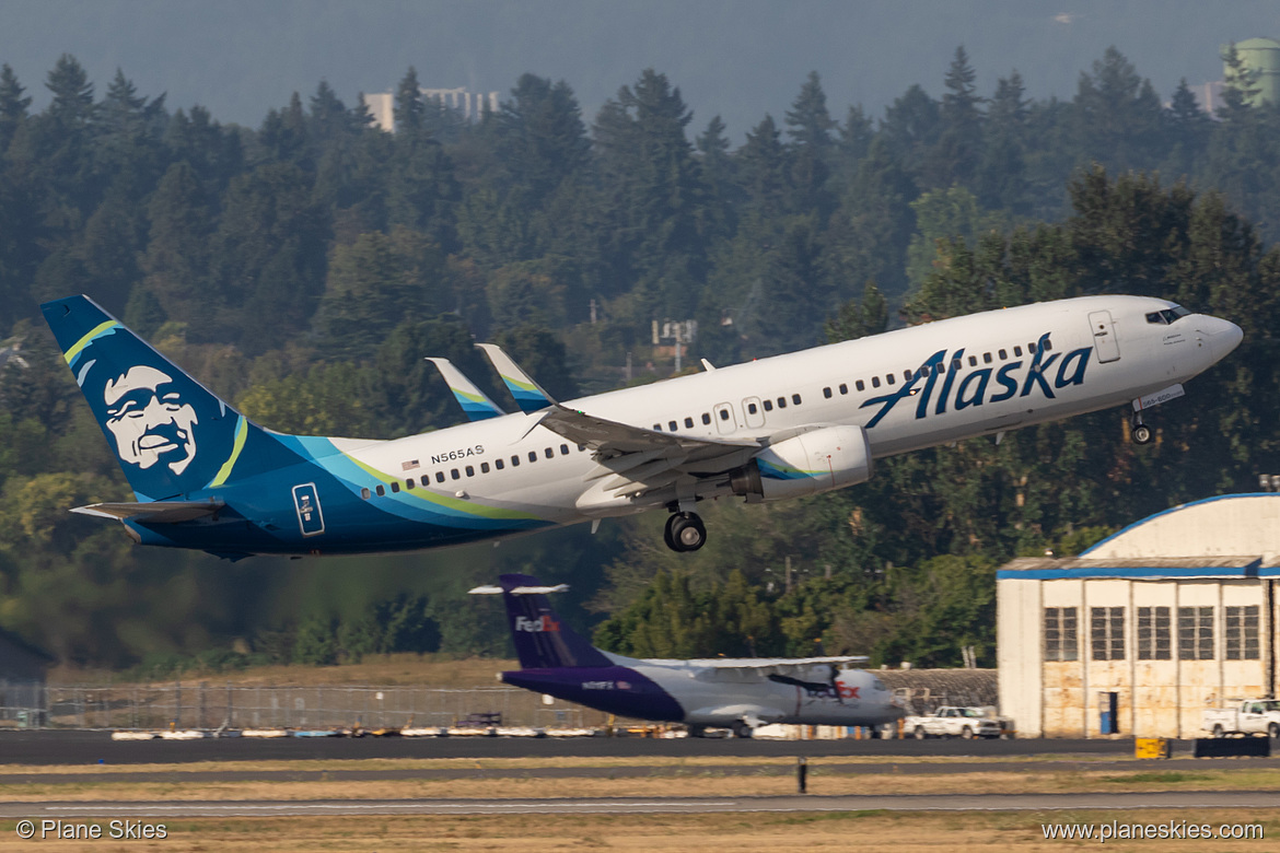 Alaska Airlines Boeing 737-800 N565AS at Portland International Airport (KPDX/PDX)