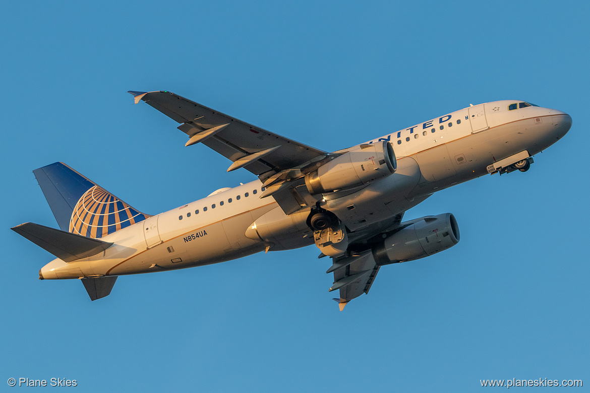 United Airlines Airbus A319-100 N854UA at Portland International Airport (KPDX/PDX)