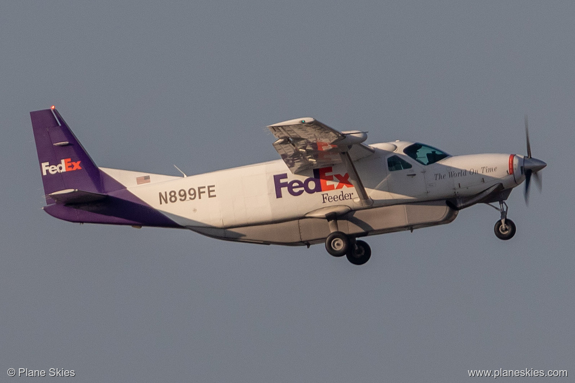 FedEx Cessna 208B Super Cargomaster N899FE at Portland International Airport (KPDX/PDX) FedEx Cessna 208B Super Cargomaster N899FE at Portland International Airport (KPDX/PDX)