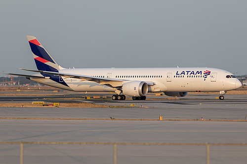 LATAM Chile Boeing 787-9 CC-BGE at Frankfurt am Main International Airport (EDDF/FRA) LATAM Chile Boeing 787-9 CC-BGE at Frankfurt am Main International Airport (EDDF/FRA)