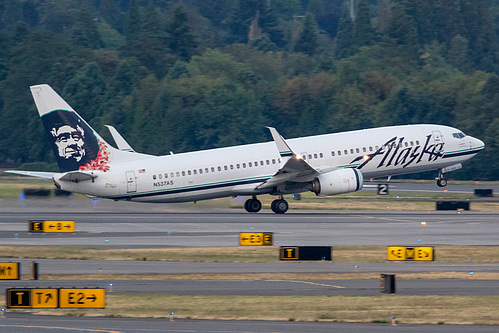 Alaska Airlines Boeing 737-800 N537AS at Portland International Airport (KPDX/PDX)