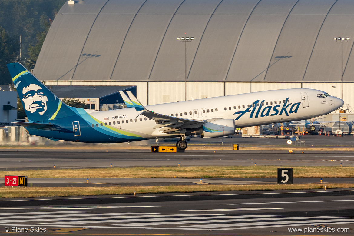 Alaska Airlines Boeing 737-800 N586AS at Portland International Airport (KPDX/PDX) Alaska Airlines Boeing 737-800 N586AS at Portland International Airport (KPDX/PDX)