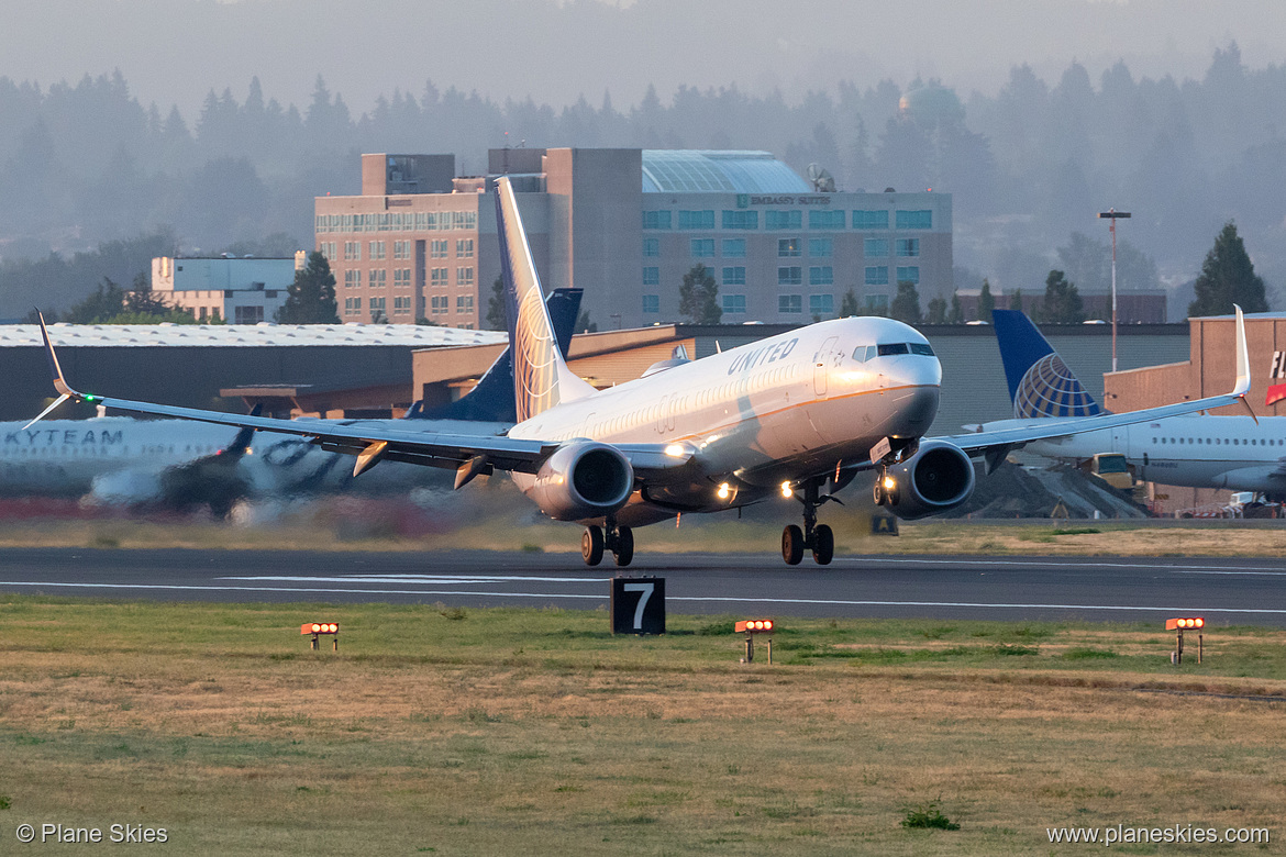 United Airlines Boeing 737-900ER N68807 at Portland International Airport (KPDX/PDX) United Airlines Boeing 737-900ER N68807 at Portland International Airport (KPDX/PDX)