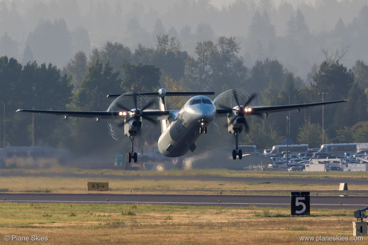 Jazz DHC Dash-8-400 C-GGMU at Portland International Airport (KPDX/PDX) Jazz DHC Dash-8-400 C-GGMU at Portland International Airport (KPDX/PDX)