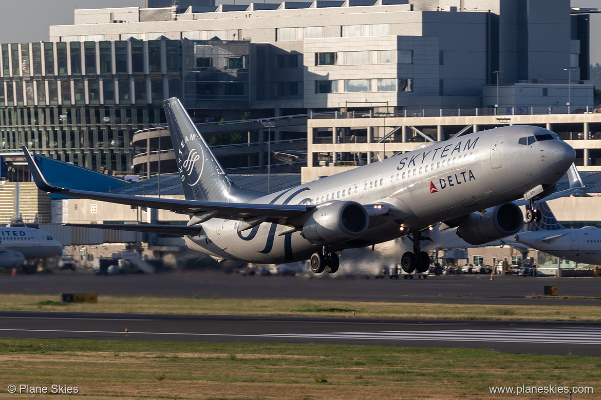 Delta Air Lines Boeing 737-800 N381DN at Portland International Airport (KPDX/PDX)