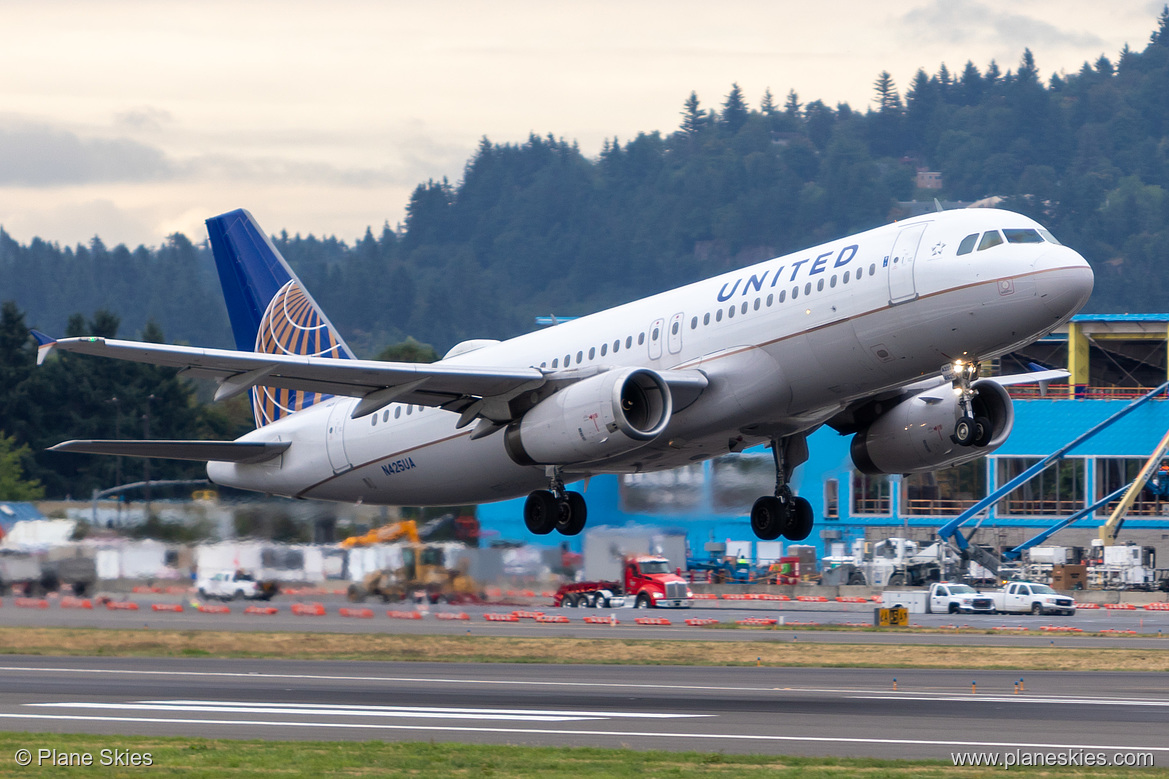 United Airlines Airbus A320-200 N425UA at Portland International Airport (KPDX/PDX) United Airlines Airbus A320-200 N425UA at Portland International Airport (KPDX/PDX)