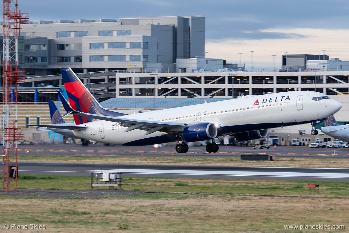 Delta Air Lines Boeing 737-900ER N925DZ at Portland International Airport (KPDX/PDX) Delta Air Lines Boeing 737-900ER N925DZ at Portland International Airport (KPDX/PDX)
