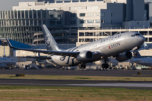 Delta Air Lines Boeing 737-800 N381DN at Portland International Airport (KPDX/PDX)