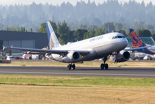 United Airlines Airbus A320-200 N471UA at Portland International Airport (KPDX/PDX)